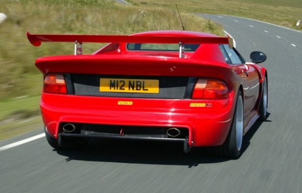 „Съвършенството е път, а не дестинация“. С този впечатляващ лозунг, който казва много за неговата страст към красивото шофиране, през 1999 г. Лий Ноубъл основава автомобилната компания на своите мечти в Баруел, Обединеното кралство. Година по-късно Noble M12 видя бял свят. Това е двуместен автомобил, задвижван от двойно-турбо бензинов V6, получен от Ford, способен да удари стотака за по-малко от четири секунди. Линията, в своята същност, е тази, която спира дъха ви. И на пръв поглед е обективно трудно да се забележи, че задните светлини, увенчани с голям спойлер, са тези на Ford Mondeo от началото на 90-те години.
